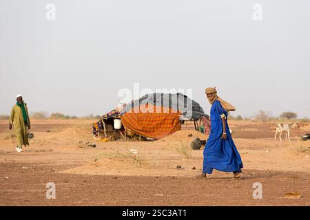 Camp de réfugiés maliens de Mentao, près de Gibo, nord du Burkina Faso mai 2012 : des hommes touaregs dans le camp. Les réfugiés, pour la plupart Touaregs, sont aujourd’hui plus de 60 000 au Burkina Faso seulement, et continuent d’arriver quotidiennement dans les camps, suite au chaos politique créé par le coup d’État du 22 mars 2012 par des officiers maliens subalternes. Photographie de Mike Goldwater Banque D'Images