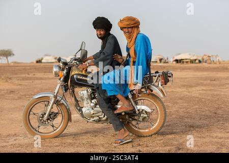Camp de réfugiés maliens de Mentao, près de Gibo, nord du Burkina Faso mai 2012 : des hommes touaregs dans le camp. Les réfugiés, pour la plupart Touaregs, sont aujourd’hui plus de 60 000 au Burkina Faso seulement, et continuent d’arriver quotidiennement dans les camps, suite au chaos politique créé par le coup d’État du 22 mars 2012 par des officiers maliens subalternes. Photographie de Mike Goldwater Banque D'Images