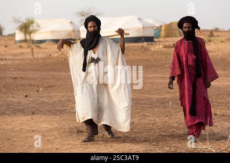 Camp de réfugiés maliens de Mentao, près de Gibo, nord du Burkina Faso mai 2012 : des hommes touaregs dans le camp. Les réfugiés, pour la plupart Touaregs, sont aujourd’hui plus de 60 000 au Burkina Faso seulement, et continuent d’arriver quotidiennement dans les camps, suite au chaos politique créé par le coup d’État du 22 mars 2012 par des officiers maliens subalternes. Photographie de Mike Goldwater Banque D'Images