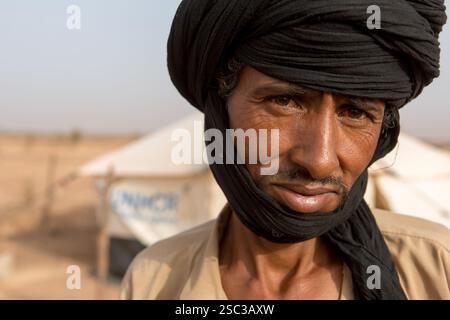 Camp de réfugiés maliens de Mentao, près de Gibo, dans le nord du Burkina Faso mai 2012 : les Arabes vivent dans une section séparée du camp. Les réfugiés, pour la plupart Touaregs, sont aujourd’hui plus de 60 000 au Burkina Faso seulement, et continuent d’arriver quotidiennement dans les camps, suite au chaos politique créé par le coup d’État du 22 mars 2012 par des officiers maliens subalternes. Photographie de Mike Goldwater Banque D'Images