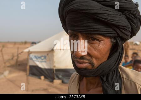 Camp de réfugiés maliens de Mentao, près de Gibo, dans le nord du Burkina Faso mai 2012 : les Arabes vivent dans une section séparée du camp. Les réfugiés, pour la plupart Touaregs, sont aujourd’hui plus de 60 000 au Burkina Faso seulement, et continuent d’arriver quotidiennement dans les camps, suite au chaos politique créé par le coup d’État du 22 mars 2012 par des officiers maliens subalternes. Photographie de Mike Goldwater Banque D'Images