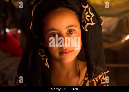 Camp de Mentao pour réfugiés maliens, près de Gibo, nord du Burkina Faso mai 2012 : cousin de Fatma Mohamed. Les Arabes vivent dans une section séparée du camp. Les réfugiés, pour la plupart Touaregs, sont aujourd’hui plus de 60 000 au Burkina Faso seulement, et continuent d’arriver quotidiennement dans les camps, suite au chaos politique créé par le coup d’État du 22 mars 2012 par des officiers maliens subalternes. Photographie de Mike Goldwater Banque D'Images