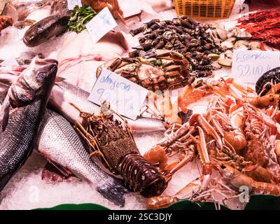 Un stand de poisson frais au Mercat de la Boqueria à Las Ramblas à Barcelone, Catalogne, Espagne. Banque D'Images