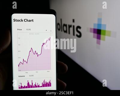 Dans cette illustration photo, une personne tient un smartphone avec la page Web de la compagnie aérienne mexicaine low-cost Volaris sur l'écran devant le logo. (Photo timon Schneider / SOPA images/SIPA USA) *** strictement à des fins éditoriales *** Banque D'Images