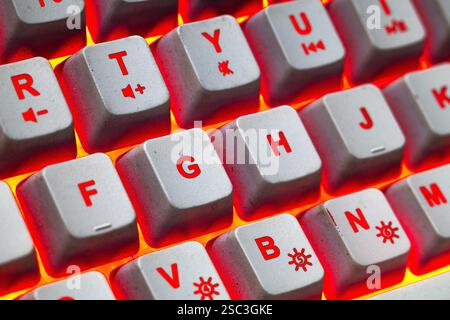 Macro photo des touches du clavier avec fond rouge jaune lumineux couleur rvb Banque D'Images