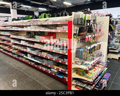 Kiev, Ukraine - 04 février 2025 : une collection bien organisée de cahiers, sacs à dos et articles de papeterie disponibles à l'achat Banque D'Images