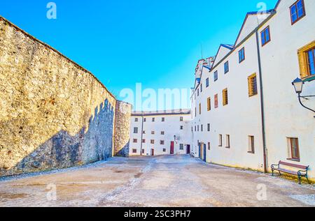 La forteresse médiévale de Hohensalzburg avec les bâtiments environnants de diverses fins et les murs du château principal, Salzbourg, Autriche Banque D'Images