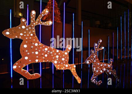 Renne incandescent en fil de fer et ampoules, décoration de Noël Banque D'Images