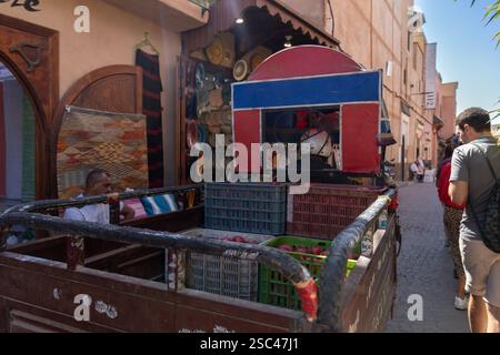 Pick-up moto à trois roues dans la Médina de Marrakech Banque D'Images