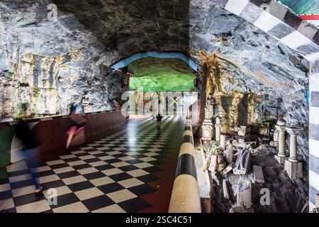 Couloir dans la station de métro Kungsträdgården sur la ligne bleue (métro 3) à Stockholm, Suède, avec des reliques disposées de chaque côté. Banque D'Images