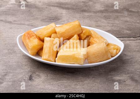 Manioc traditionnel brésilien frit dans une assiette sur une table en bois. Banque D'Images