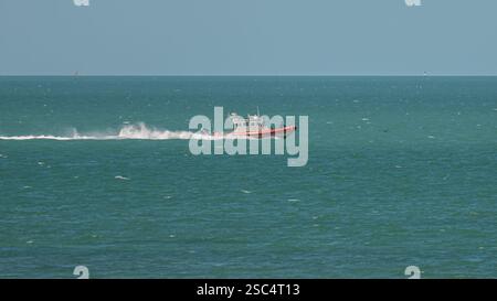 Un membre d'équipage s'accroche alors qu'un engin spécial de la Garde côtière américaine (police) se déplace à grande vitesse sur le golfe du Mexique, dans l'océan Atlantique Banque D'Images