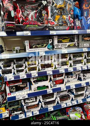Kiev, Ukraine - 04 février 2025 : divers véhicules jouets et figurines d'action exposés sur les étagères des magasins à vendre Banque D'Images