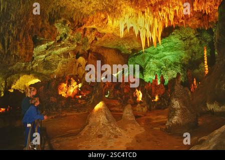 Enfants à Big Room, le lustre sur le dessus, dans les grottes de Carlsbad, Nouveau Mexique, États-Unis Banque D'Images