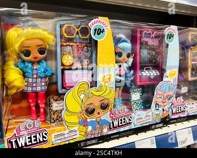 Kiev, Ukraine - 04 février 2025 : poupées Tween colorées exposées dans un emballage aux côtés d'accessoires vibrants à vendre Banque D'Images