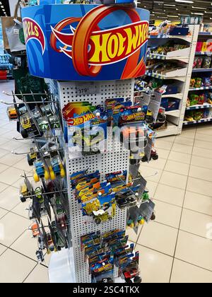 Kiev, Ukraine - 04 février 2025 : exposition au détail présentant diverses voitures jouets Hot Wheels dans un emballage coloré. Banque D'Images
