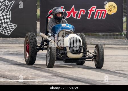 FINOWFURT, ALLEMAGNE - 11 MAI 2024 : la voiture de course rétro sur la voie de pitching. Ouverture de la saison du Festival Race 61. Banque D'Images