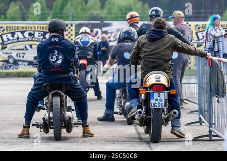 FINOWFURT, ALLEMAGNE - 11 MAI 2024 : les coureurs de moto attendent le départ. Ouverture de la saison du Festival Race 61. Banque D'Images