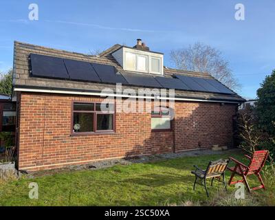 Panneaux solaires installés sur le toit. Banque D'Images