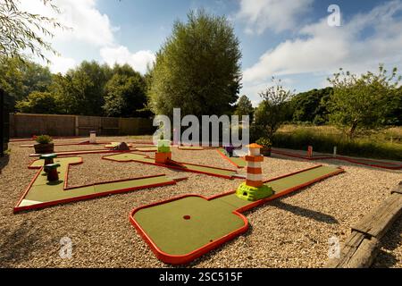 Parcours de mini-golf par une journée ensoleillée en Angleterre sans personne Banque D'Images