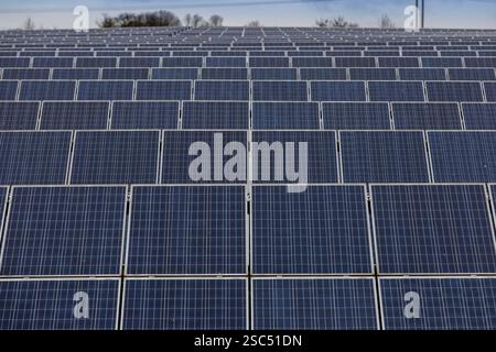 Indépendance énergétique avec panneaux solaires, durée de vie des panneaux solaires, solutions d'énergie renouvelable Banque D'Images