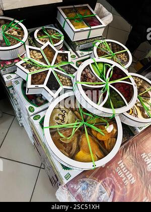 Kiev, Ukraine - 04 février 2025 : arrangement de boîtes cadeaux festives avec assortiment de fruits secs et de noix. Banque D'Images