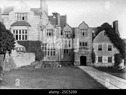 Le Prieuré, qui était situé à Salford Priors, près d'Alcester, Warwickshire, Angleterre. C1900s, monochrome : d'une importante collection historique de photographies originales et inattribuées de l'albumen de la fin de l'époque victorienne au début de l'époque édouardienne : une tournée britannique comprenant le Staffordshire, le Warwickshire et le nord du pays de Galles. La qualité des originaux était variable et la plupart étaient autour de 108x165mm. Banque D'Images