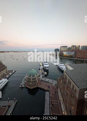 Vue surélevée sur la rivière Charles et le port de boston au coucher du soleil avec des bateaux. Banque D'Images