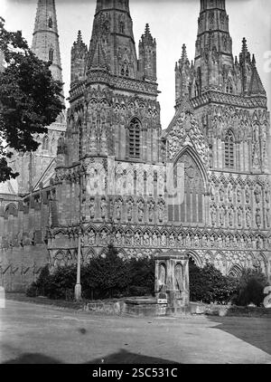 Le front ouest, fascia, la cathédrale de Lichfield, la seule cathédrale médiévale du Royaume-Uni avec trois flèches et un bel exemple d'architecture gothique, Lichfield, Staffordshire, Angleterre. C1900s, monochrome : d'une importante collection historique de photographies originales et inattribuées de l'albumen de la fin de l'époque victorienne au début de l'époque édouardienne : une tournée britannique comprenant le Staffordshire, le Warwickshire et le nord du pays de Galles. La qualité des originaux était variable et la plupart étaient autour de 108x165mm. Banque D'Images