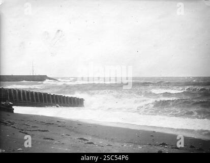 La rive sud, près du port, Aberystwyth, Ceredigion, pays de Galles. C1900s, monochrome : d'une importante collection historique de photographies originales et inattribuées de l'albumen de la fin de l'époque victorienne au début de l'époque édouardienne : une tournée britannique comprenant le Staffordshire, le Warwickshire et le nord du pays de Galles. La qualité des originaux était variable et la plupart étaient autour de 108x165mm. Banque D'Images