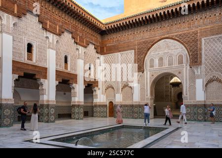 Madrassa Ben Youssef, bâtiment universitaire du XVIe siècle avec salle de prière et patio décoré avec balustrades et fouet sculpté. Marrakech, Maroc Banque D'Images
