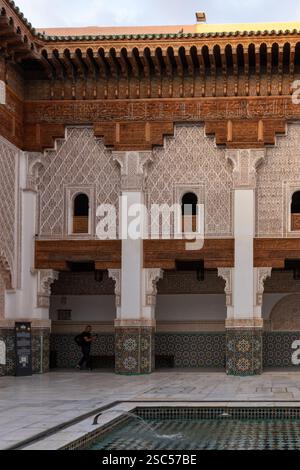 Madrassa Ben Youssef, bâtiment universitaire du XVIe siècle avec salle de prière et patio décoré avec balustrades et fouet sculpté. Marrakech, Maroc Banque D'Images