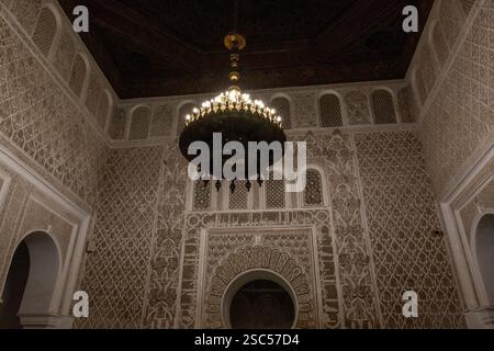 Madrassa Ben Youssef, bâtiment universitaire du XVIe siècle avec salle de prière et patio décoré avec balustrades et fouet sculpté. Marrakech, Maroc Banque D'Images