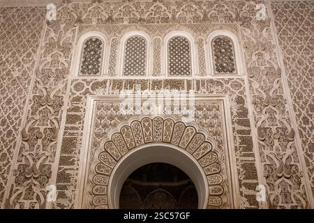 Madrassa Ben Youssef, bâtiment universitaire du XVIe siècle avec salle de prière et patio décoré avec balustrades et fouet sculpté. Marrakech, Maroc Banque D'Images