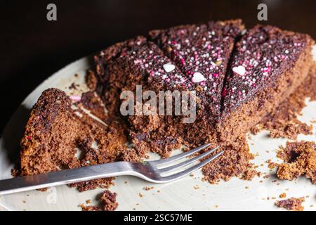 morceau de gâteau avec du chocolat sur l'assiette Banque D'Images