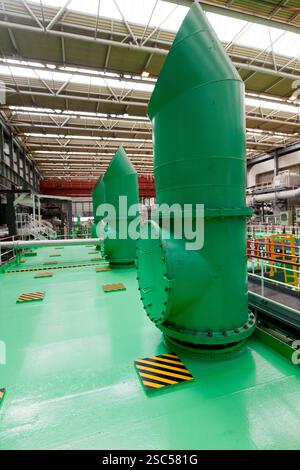 La salle des turbines de la centrale nucléaire Dungeness B, Kent. Banque D'Images
