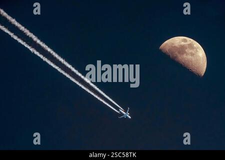 Verkehrsflugzeug fliegt am Mond vorbei, München, 5. Février 2025 Deutschland, München, 5. Février 2025, Verkehrsflugzeug fliegt am Mond vorbei, zieht Kondensstreifen über den wolkenlosen tiefblauen Himmel, Mittwochnachmittag in der beginnenden Dämmerung, zweistrahlige Linienmaschine, Flugverkehr, Himmel über München, Winter, Bayern *** Airline survole la lune, Munich, 5 février 2025 Allemagne, Munich, 5 février 2025, avion de ligne survole la lune, traîne à travers le ciel bleu profond sans nuages, mercredi après-midi au début du crépuscule, avion de ligne à deux réacteurs, trafic aérien, ciel au-dessus de Munich, Banque D'Images
