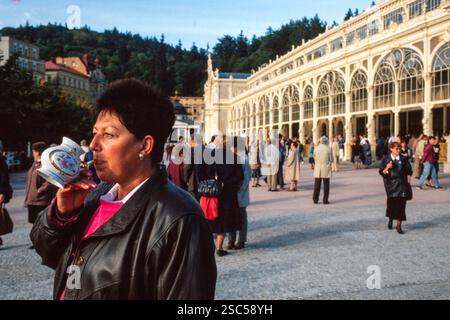 Les personnes buvant de l'eau minérale thermale dans l'un des spas de la ville de Marienbad, est une ville thermale en République tchèque. Banque D'Images