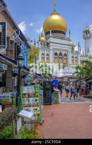La superbe mosquée du Sultan de Kampong Glam s'élève au-dessus d'une rue Bussorah colorée et animée Banque D'Images