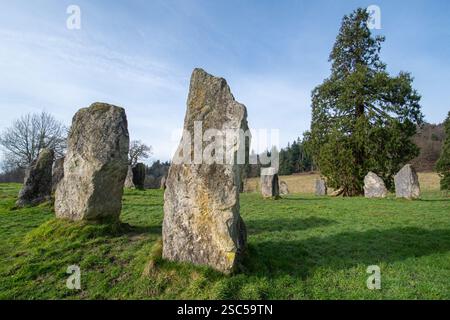 Les Dragonstones sur Hascombe Hill, un cercle de pierre moderne dans le paysage national de Surrey Hills, Surrey, Angleterre, Royaume-Uni, pendant l'hiver Banque D'Images