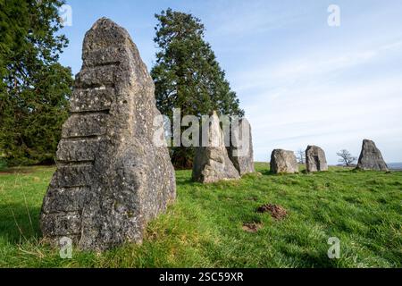 Les Dragonstones sur Hascombe Hill, un cercle de pierre moderne dans le paysage national de Surrey Hills, Surrey, Angleterre, Royaume-Uni, pendant l'hiver Banque D'Images
