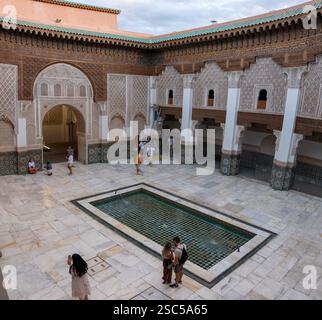 Madrassa Ben Youssef, bâtiment universitaire du XVIe siècle avec salle de prière et patio décoré avec balustrades et fouet sculpté. Marrakech, Maroc Banque D'Images