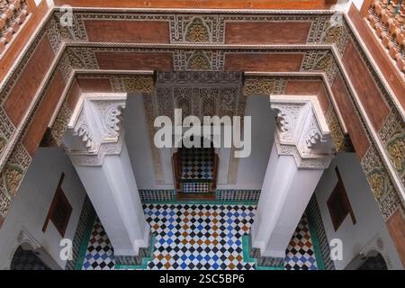 Madrassa Ben Youssef, bâtiment universitaire du XVIe siècle avec salle de prière et patio décoré avec balustrades et fouet sculpté. Marrakech, Maroc Banque D'Images