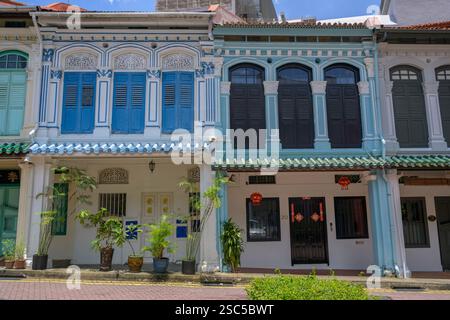 Des maisons historiques colorées bordent Emerald Hill Road à Singapour. Banque D'Images