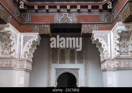 Madrassa Ben Youssef, bâtiment universitaire du XVIe siècle avec salle de prière et patio décoré avec balustrades et fouet sculpté. Marrakech, Maroc Banque D'Images