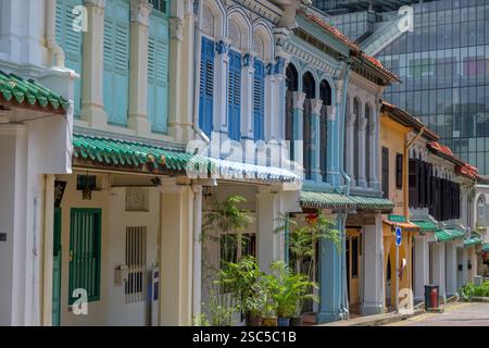 Des maisons historiques colorées bordent Emerald Hill Road à Singapour. Banque D'Images