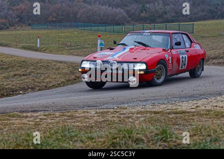 GIGORS, FRANCE, 3 février 2025 : les voitures de rallye historiques circulent sur les routes du Vercors, dans le cadre du prestigieux Rallye Monte-Carlo historique. Banque D'Images