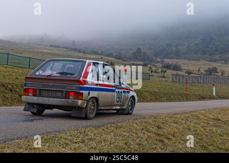 GIGORS, FRANCE, 3 février 2025 : les voitures de rallye historiques circulent sur les routes du Vercors, dans le cadre du prestigieux Rallye Monte-Carlo historique. Banque D'Images