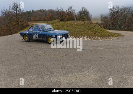 GIGORS, FRANCE, 3 février 2025 : les voitures de rallye historiques circulent sur les routes du Vercors, dans le cadre du prestigieux Rallye Monte-Carlo historique. Banque D'Images
