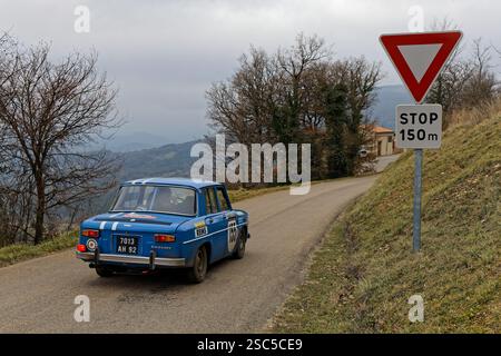 GIGORS, FRANCE, 3 février 2025 : les voitures de rallye historiques circulent sur les routes du Vercors, dans le cadre du prestigieux Rallye Monte-Carlo historique. Banque D'Images